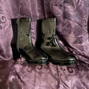 Black patent leather heeled boots w/zipper… Shiny & Fabulous. Y2K, 90’s.